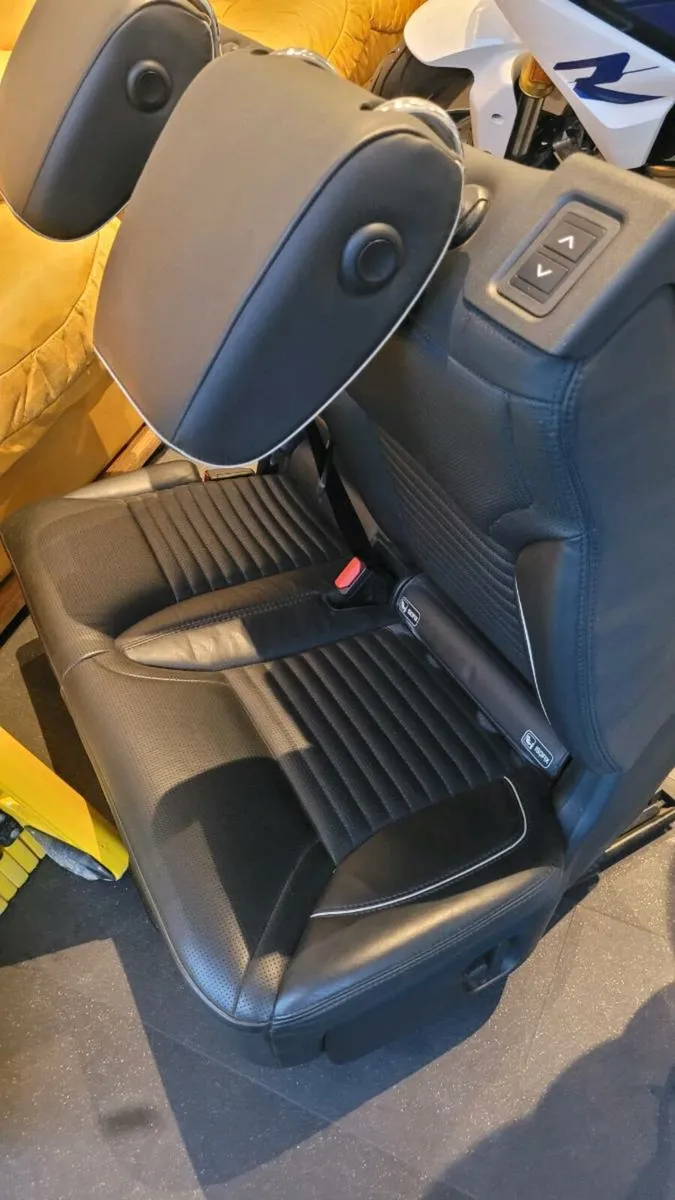 Second row seats for Land Rover Discovery HSE 5 - Image 1