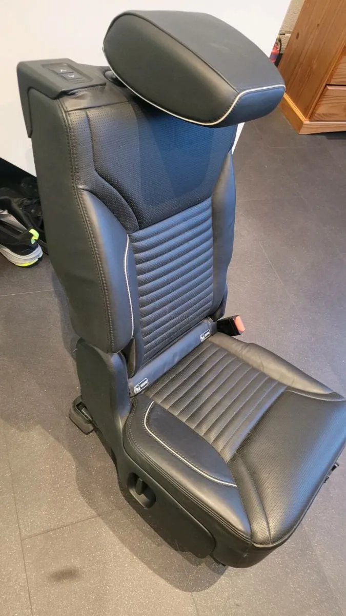 Second row seats for Land Rover Discovery HSE 5 - Image 3