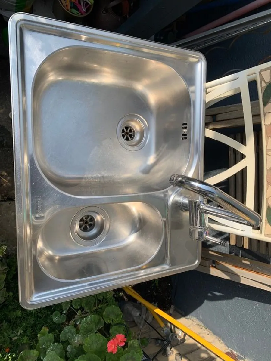 Franke 1.5 sink bowls and mixer tap excellent condition - Image 2