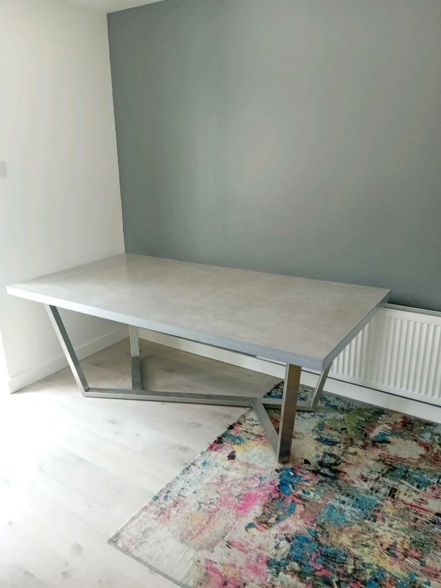 Dining table - Image 1