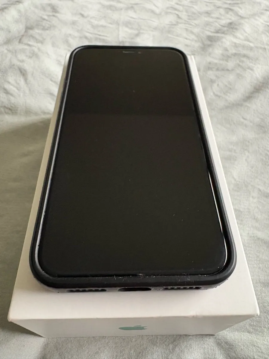 iPhone 11 - Image 2