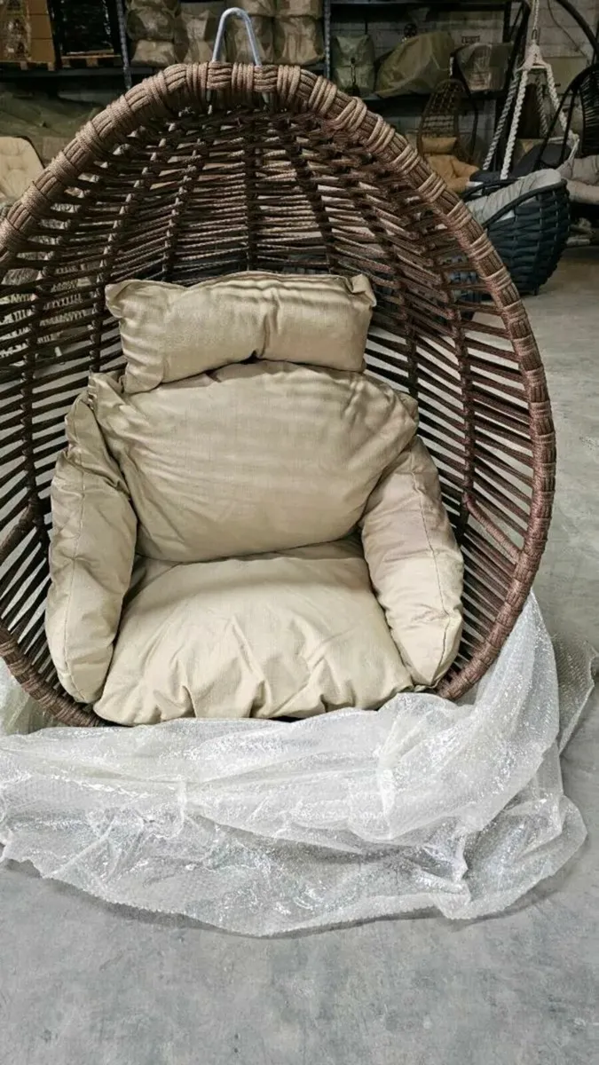 Hanging chair egg chair brand new - Image 3