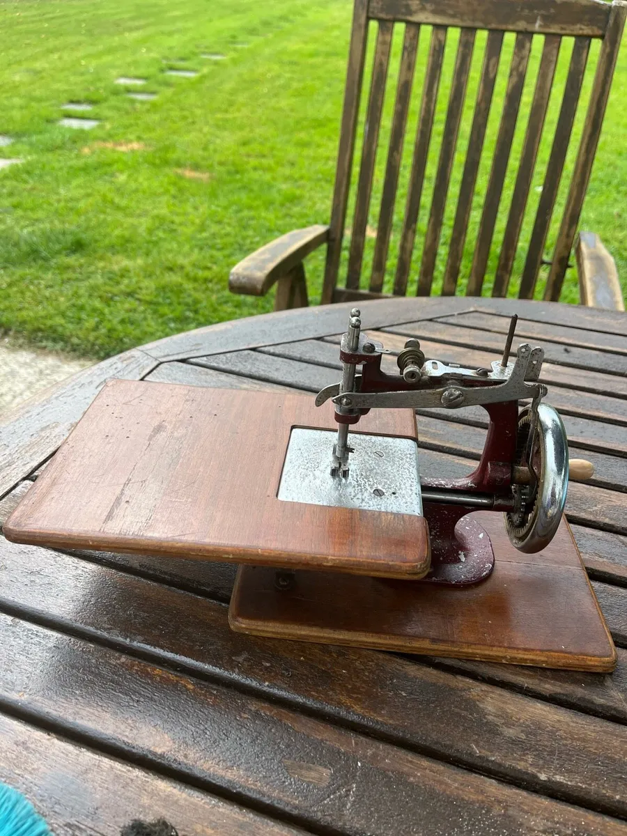 Vintage Sewing Machine - Image 1