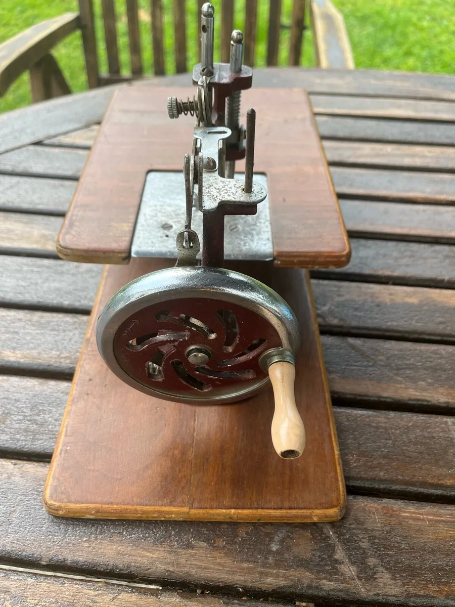 Vintage Sewing Machine - Image 3