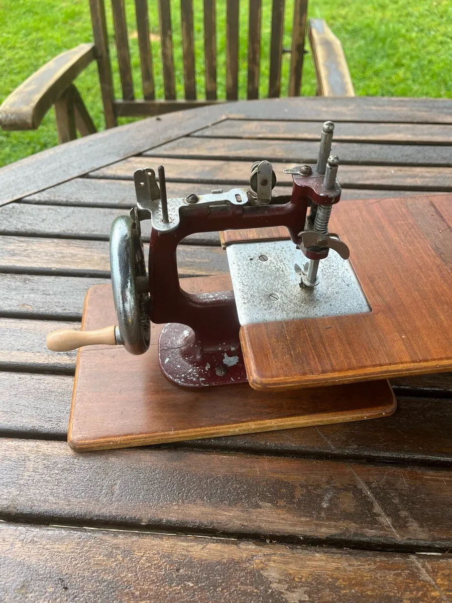 Vintage Sewing Machine - Image 4