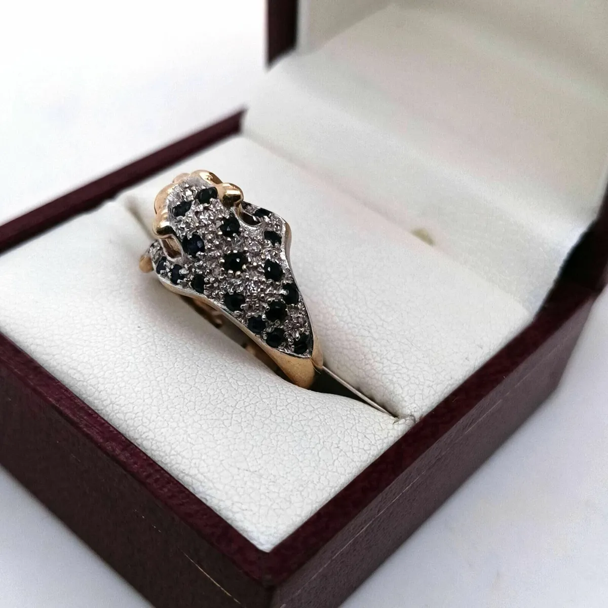 9k Gold, Diamond, Sapphire & Emerald Leopard Ring - Image 4