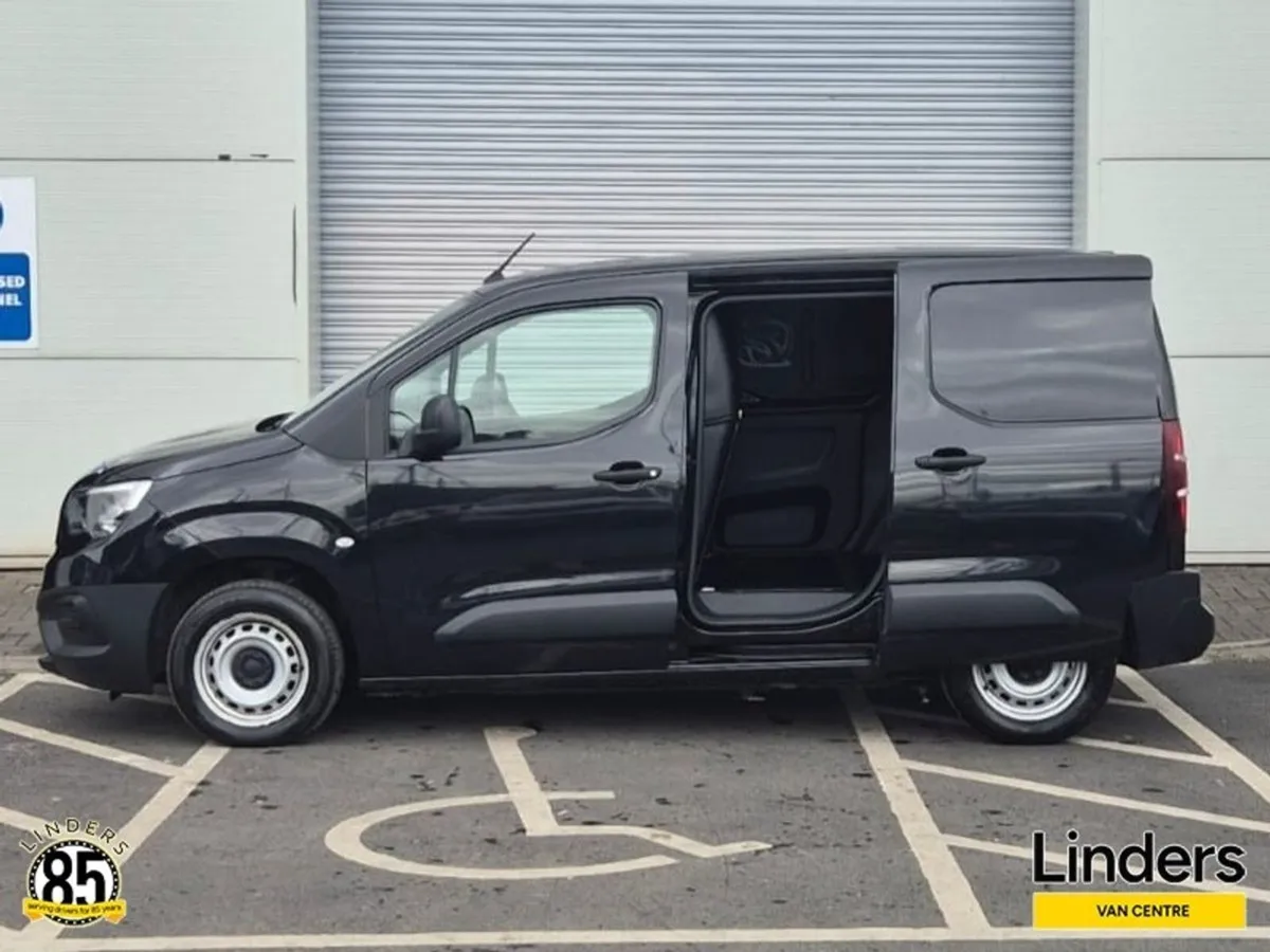 Opel Combo 3 Seats Low KMS 1 Owner - Image 3
