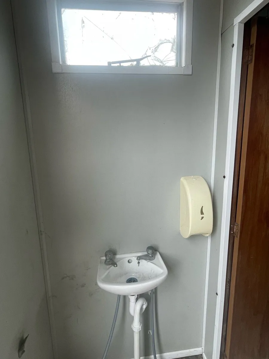 Toilet block/Utility - Image 3