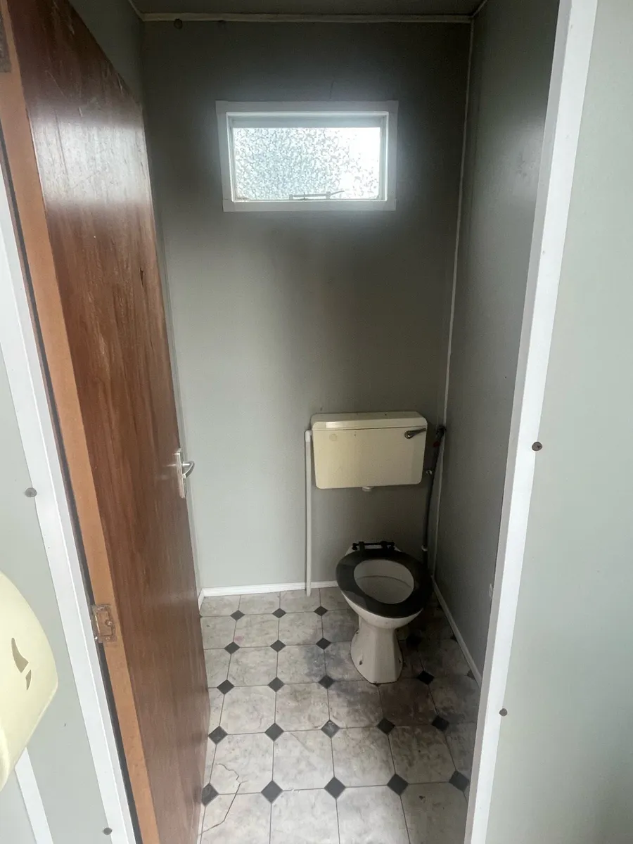 Toilet block/Utility - Image 4