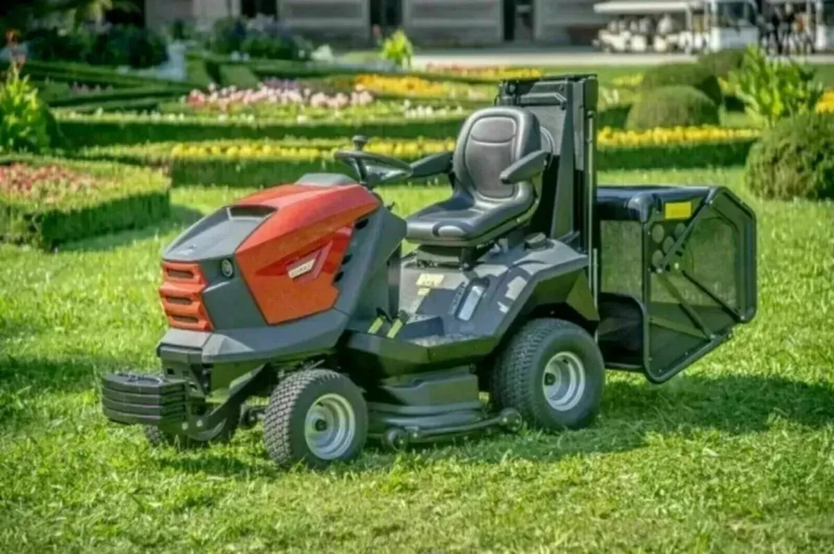 The Starjet UJ PRO High Tip Tractor Mower - Image 4