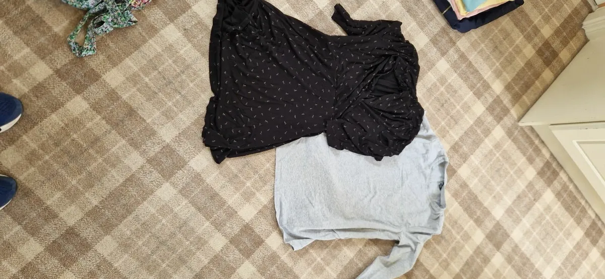 Maternity clothes - Image 2