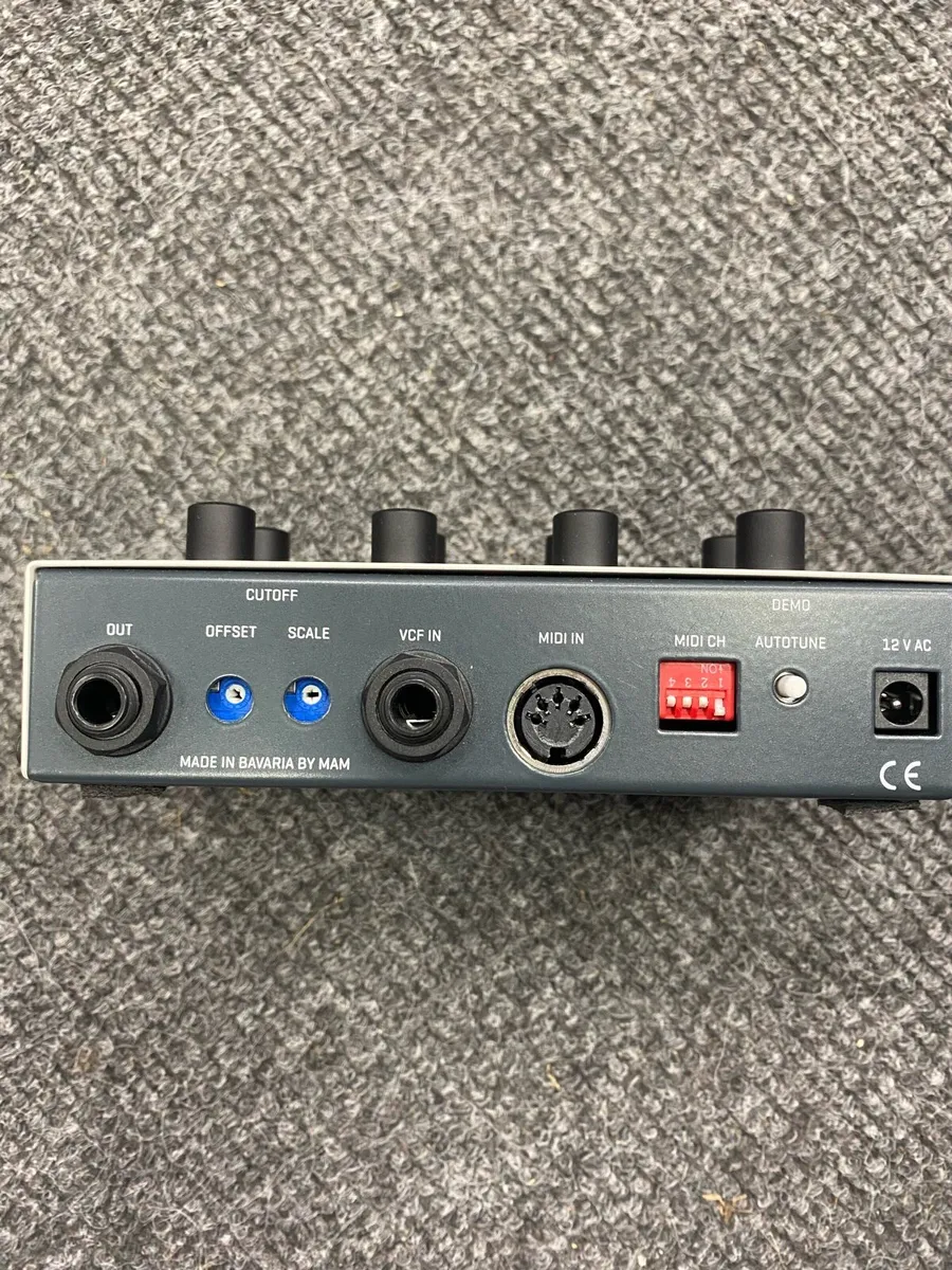 MAM MB33 Analog Retro Bass Synthesizer - Image 2