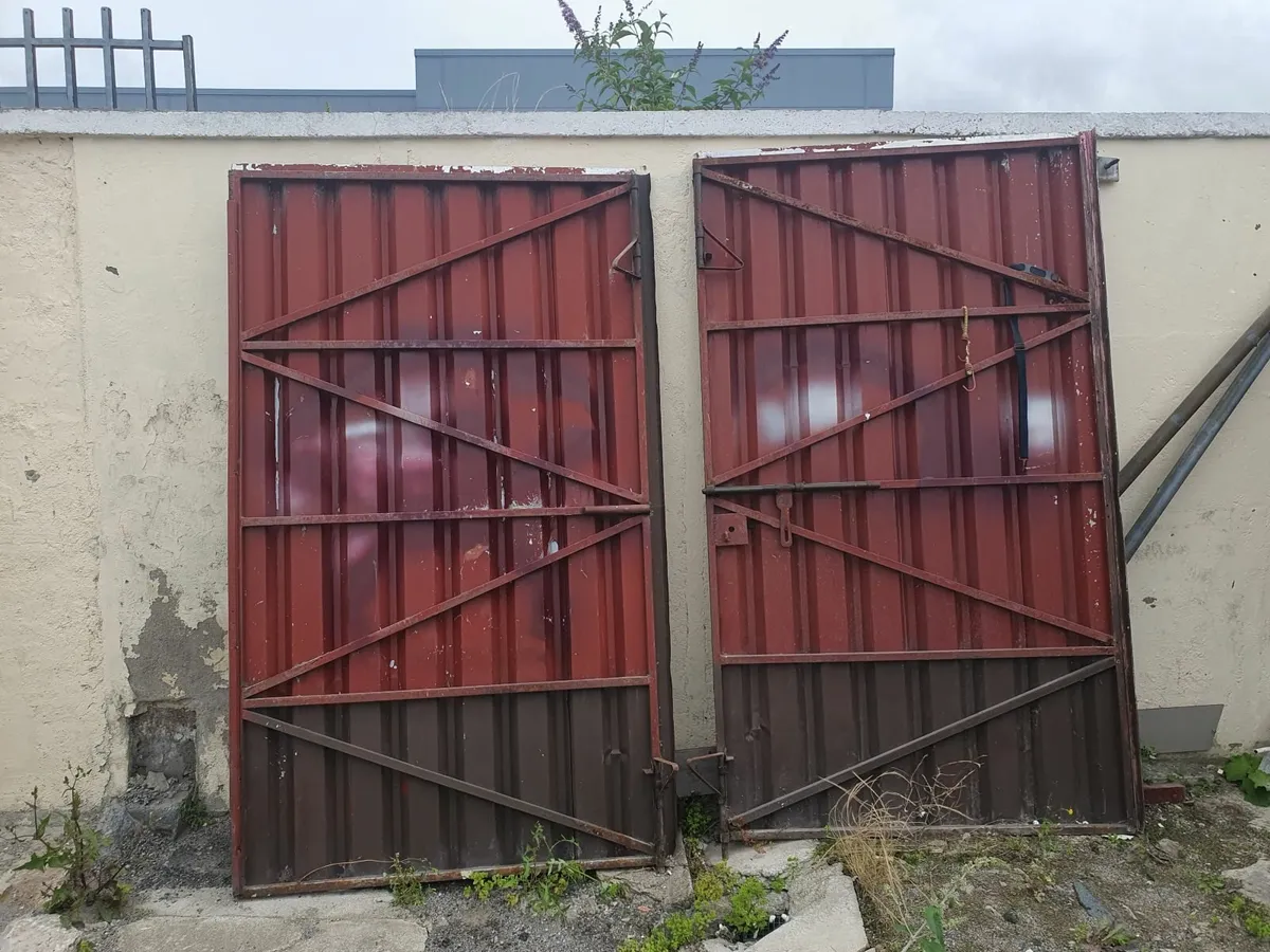 Garage doors - Image 1