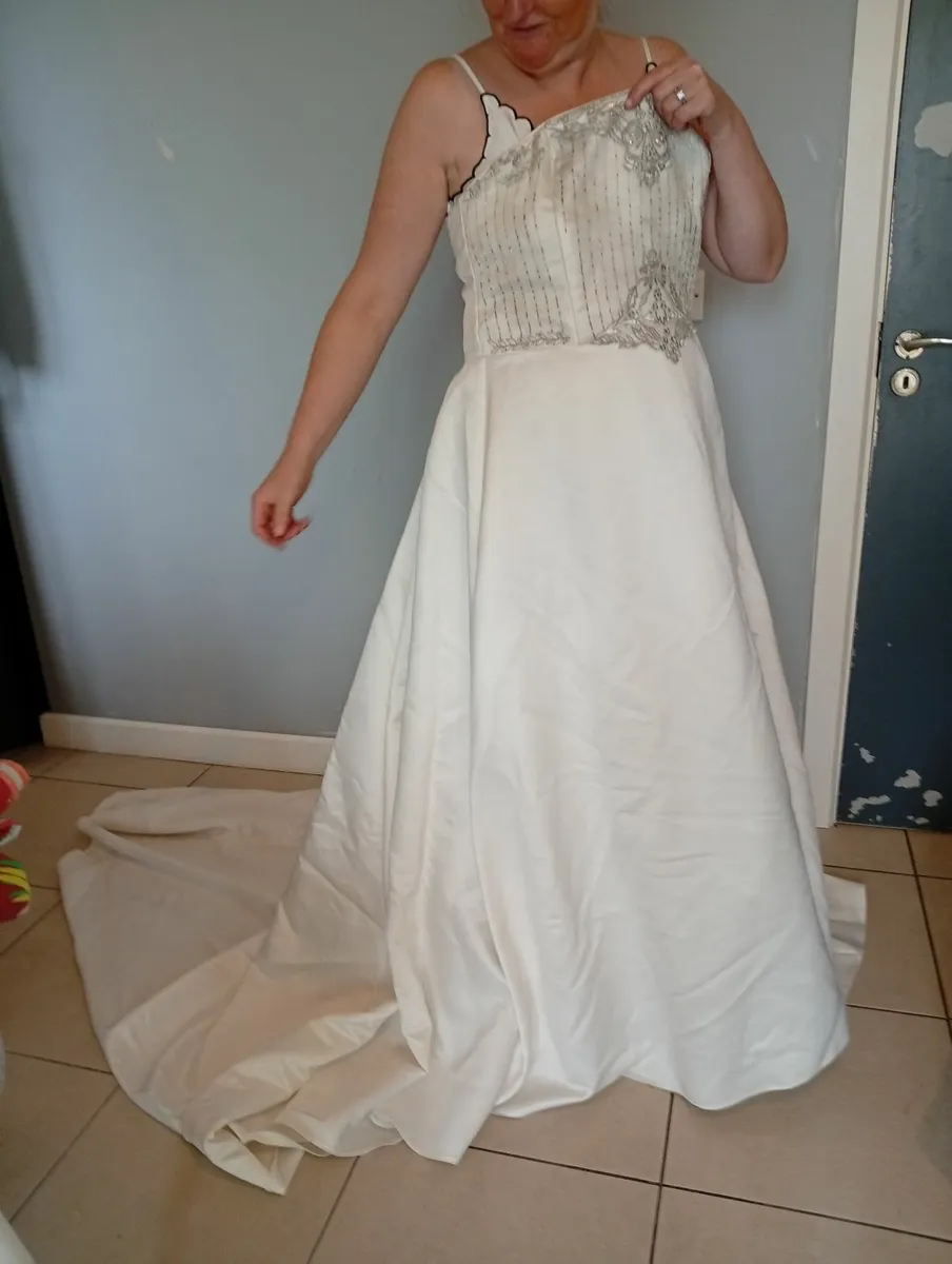 Wedding dress - Image 4