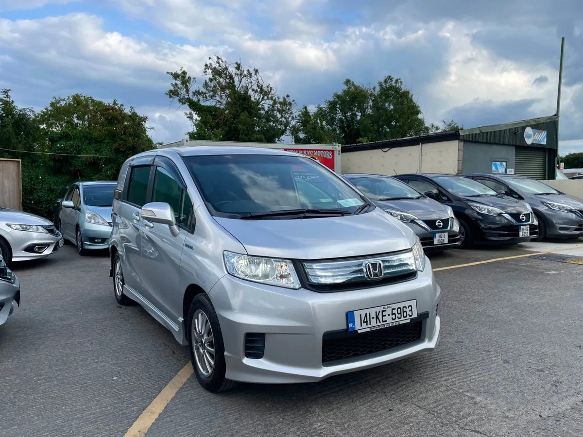 HONDA FREED SPIKE 2014 /1.3 HYBRID/ - Image 1