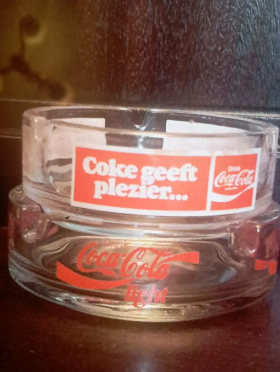 2 VINTAGE COCA COLA GREEDY PLEZIER CLEAR ASHTRAYS - Image 1