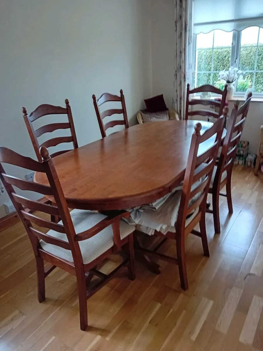 Table and 6 chairs - Image 1