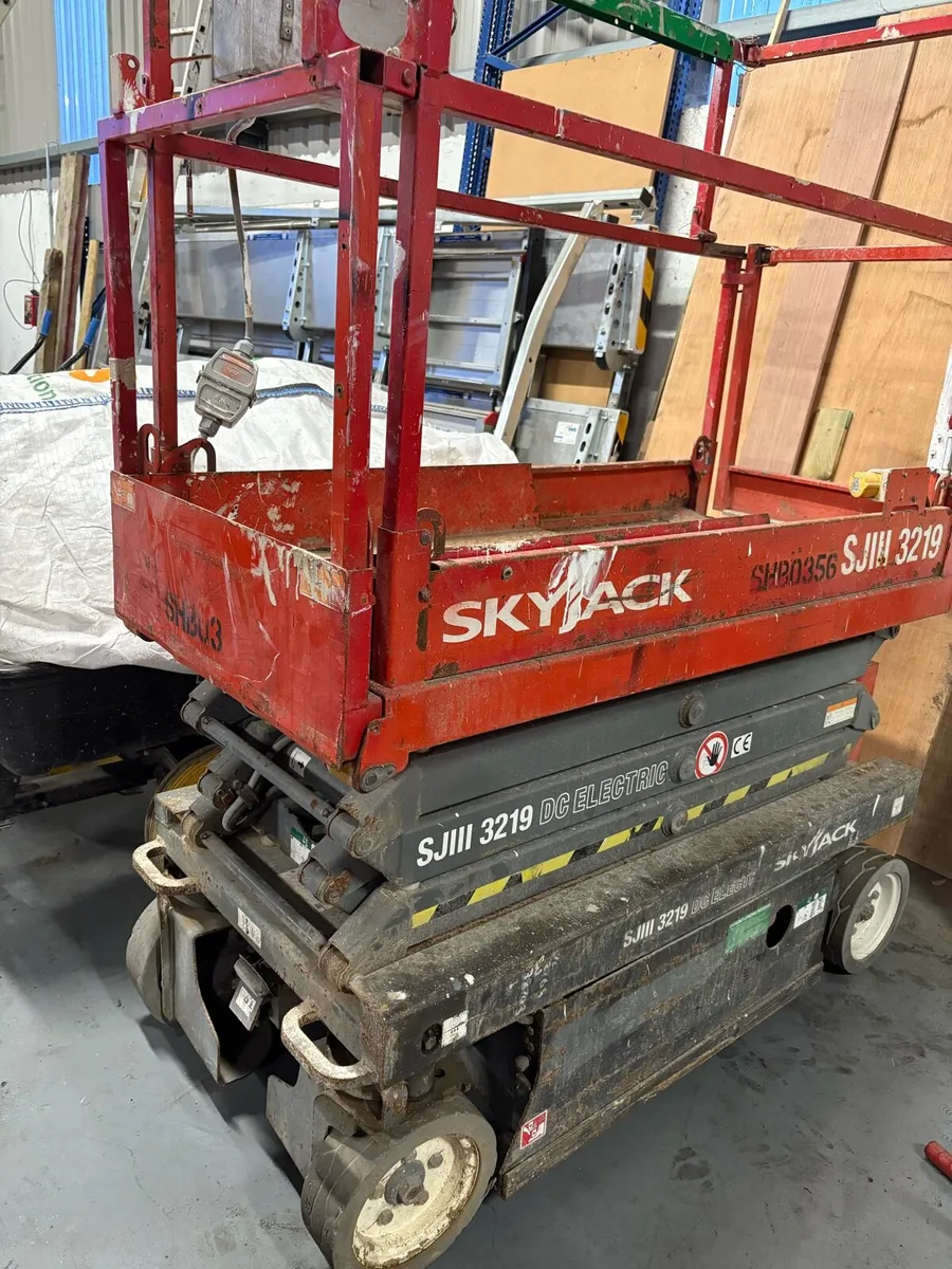 Scissor lift - Image 1