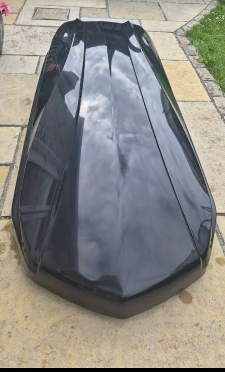 Roof box - Image 1