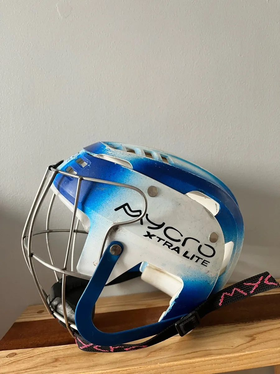 Hurling helmet - Image 1