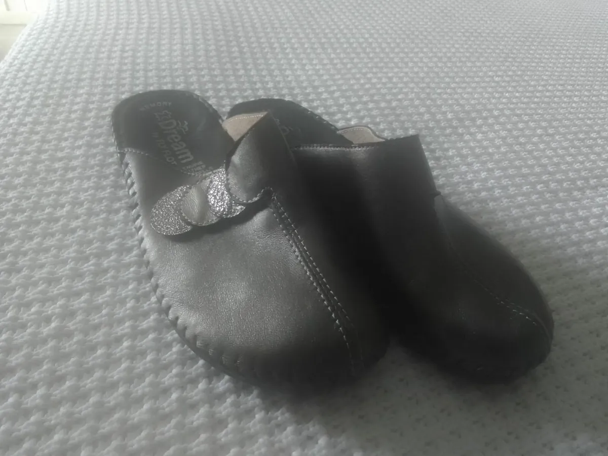 Metallic leather slip on dream flyflot clogs 5 new - Image 1