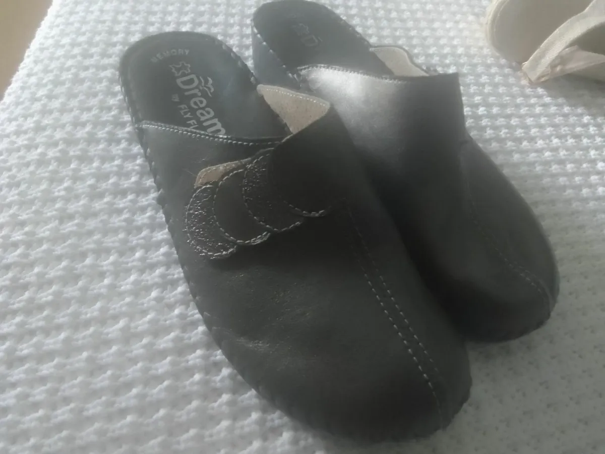 Metallic leather slip on dream flyflot clogs 5 new - Image 2