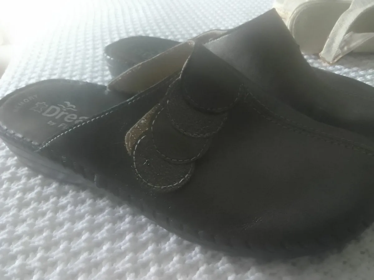 Metallic leather slip on dream flyflot clogs 5 new - Image 3