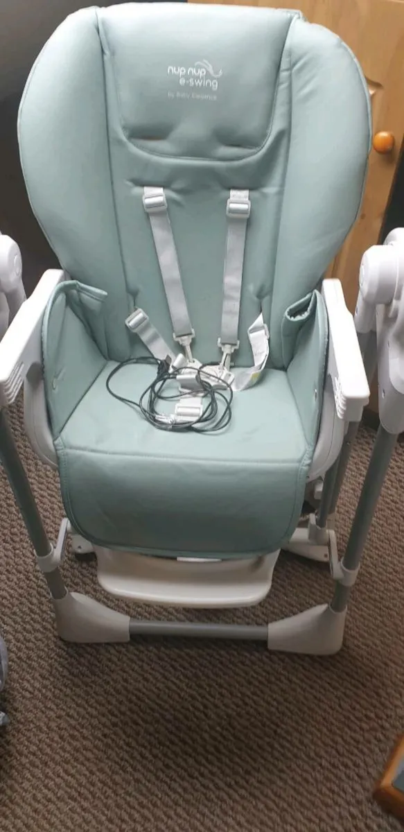 2 car seats 1 baby rocker whit music  baby chair - Image 3
