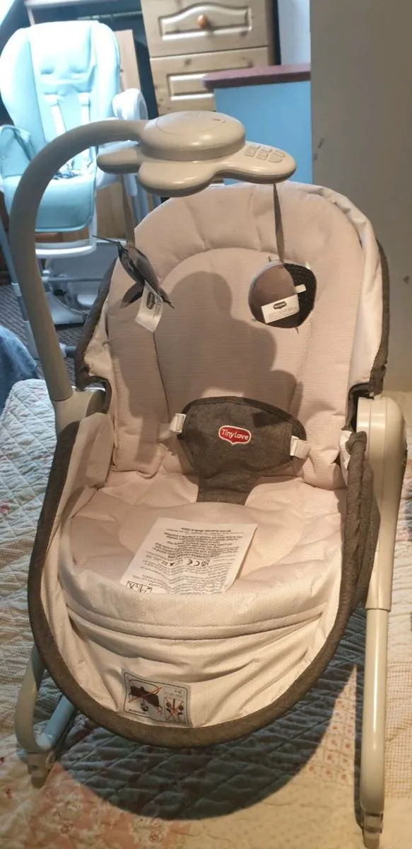 2 car seats 1 baby rocker whit music  baby chair - Image 4