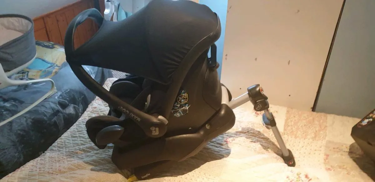 2 car seats 1 baby rocker whit music  baby chair - Image 1