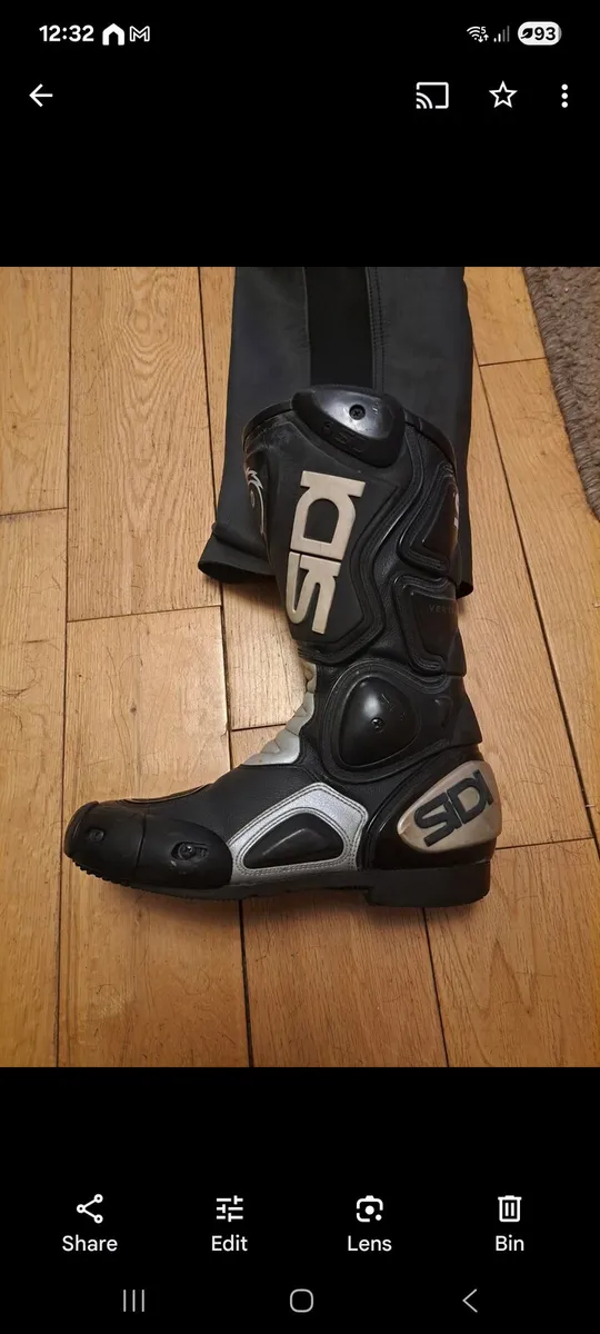 2003 harley v rod seat in perfect condition - Image 1