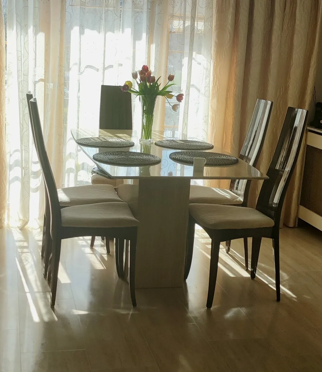 Marbel table and chairs - Image 1