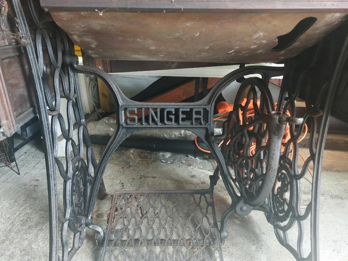 Vinage 1902 Singer Sewing Machine and table - Image 3