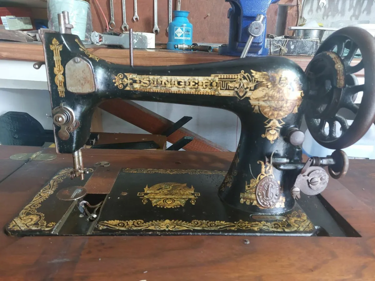 Vinage 1902 Singer Sewing Machine and table - Image 4