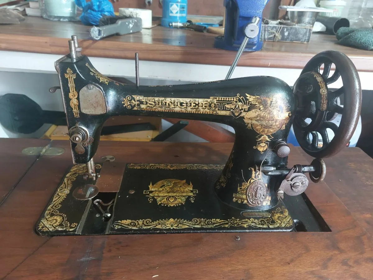 Vinage 1902 Singer Sewing Machine and table - Image 1