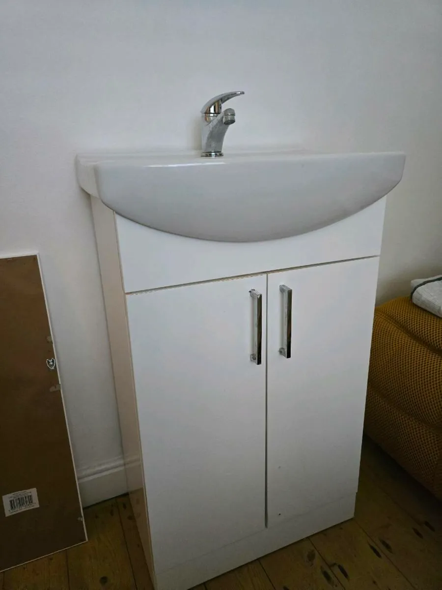 Bathroom vanity - Image 1