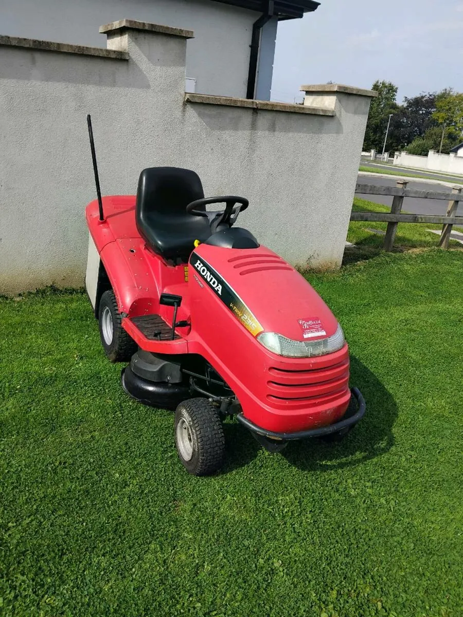 Ride on lawnmower - Image 1