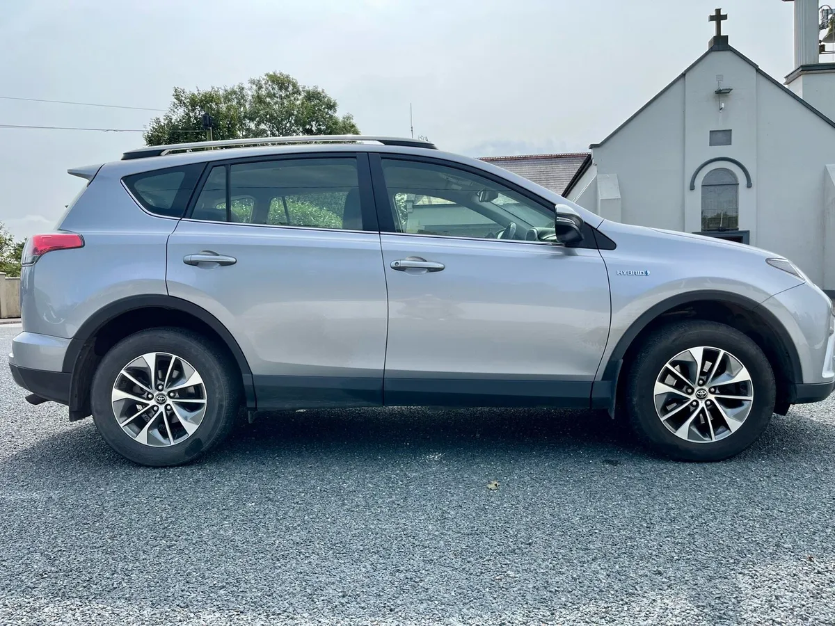 2018 Toyota RAV4 Luna Sport Auto Hybrid - Image 4