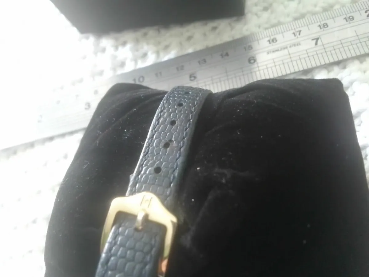 VINTAGE TOMMY HILFIGER LADIES WRIST WATCH PWO - Image 2