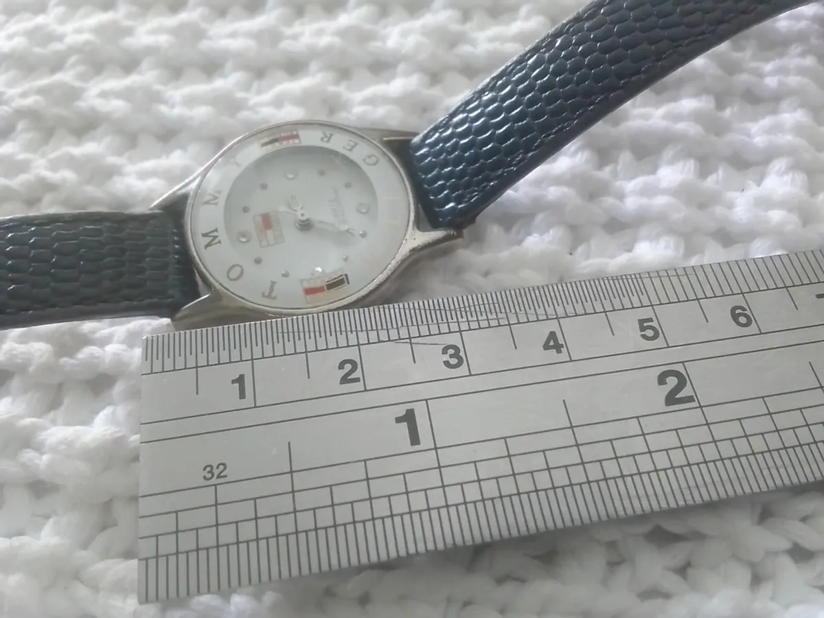 VINTAGE TOMMY HILFIGER LADIES WRIST WATCH PWO - Image 3