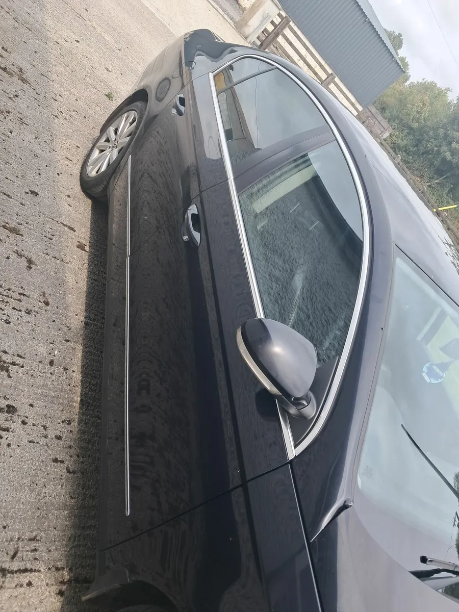 Volkswagen Passat 2010 - Image 2