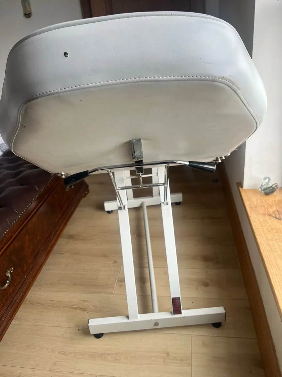 Beauty / massage bed - delivery avail - Image 2