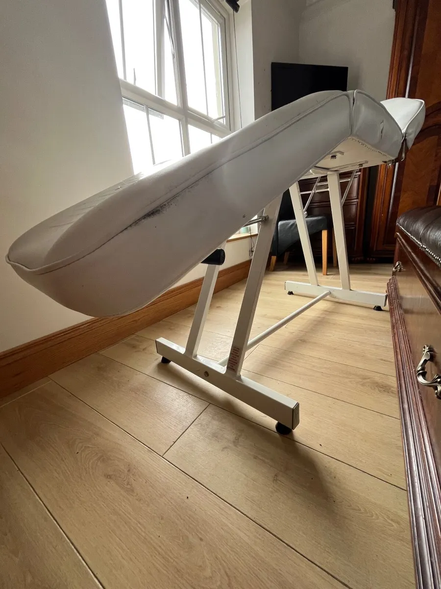 Beauty / massage bed - delivery avail - Image 4