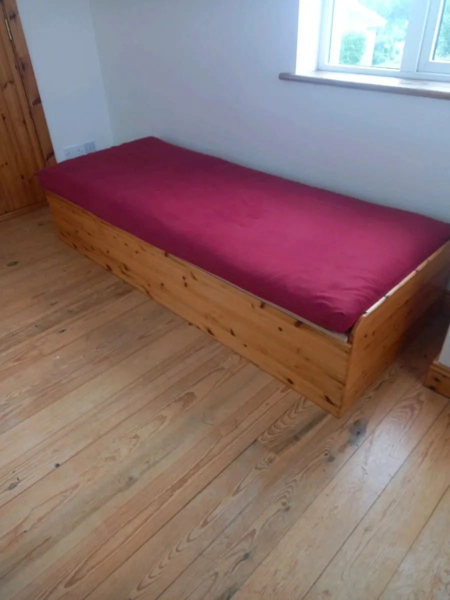 Day bed / bench with storage - Image 1