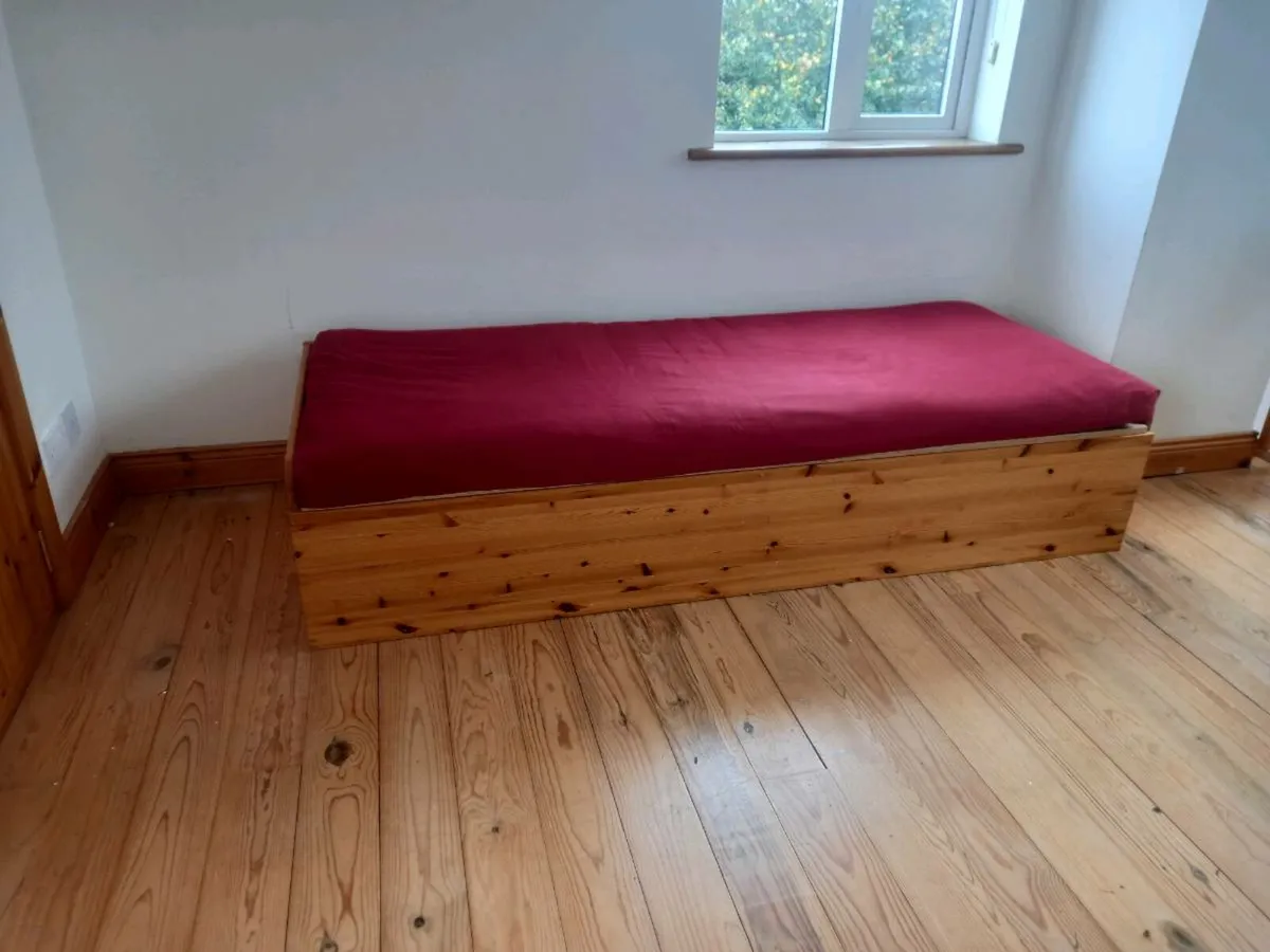 Day bed / bench with storage - Image 2