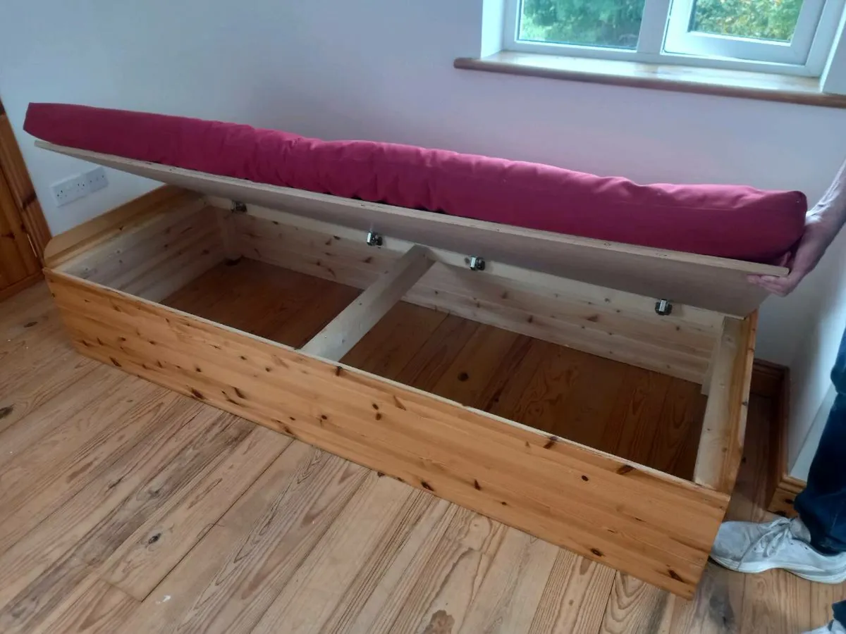 Day bed / bench with storage - Image 3