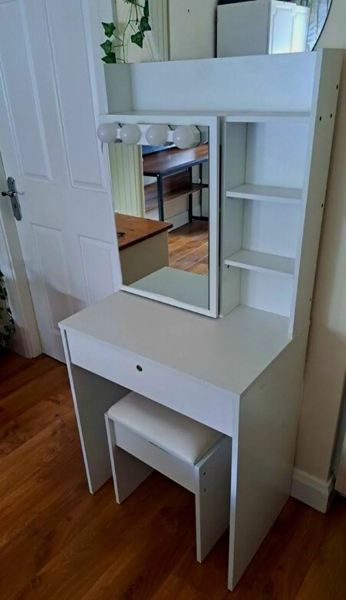 Vanity unit with lights and stool - Image 1