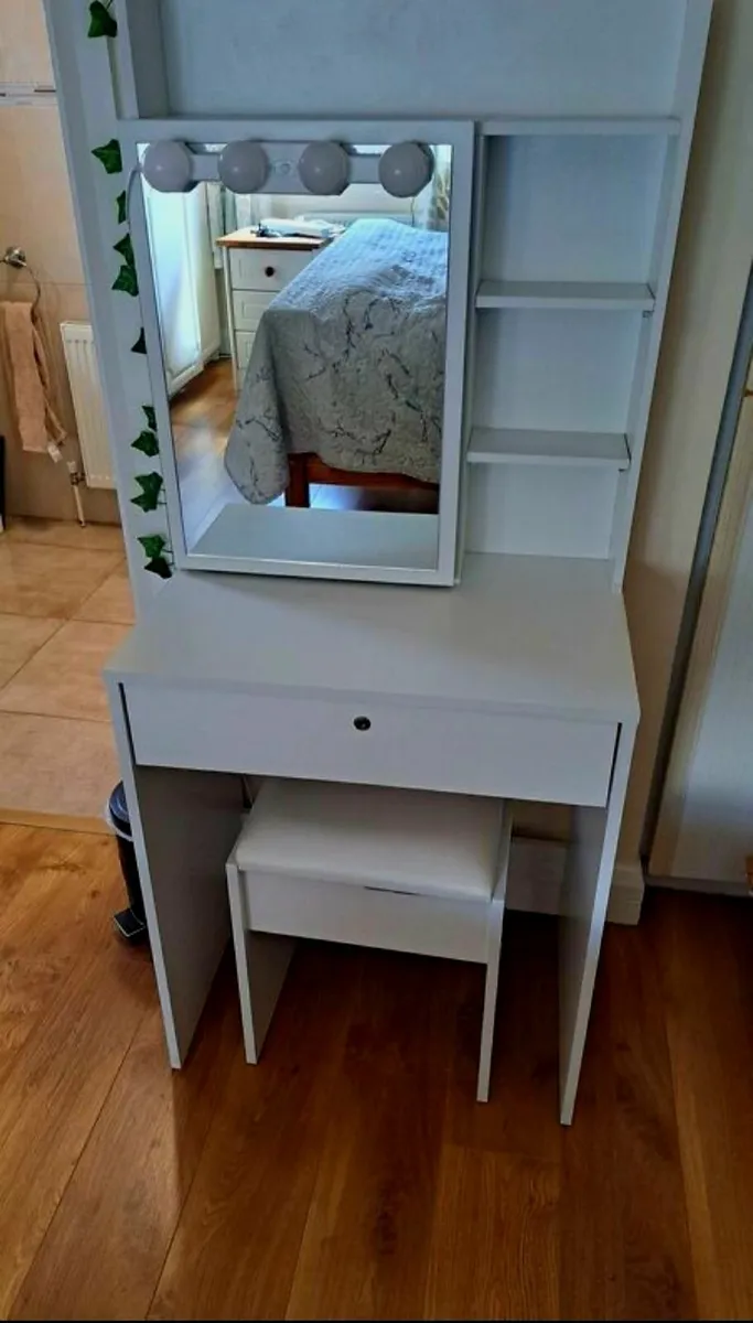 Vanity unit with lights and stool - Image 4