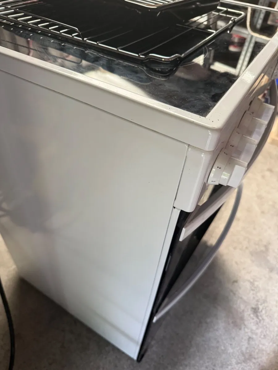 Indesit electric freestanding double cooker - Image 3