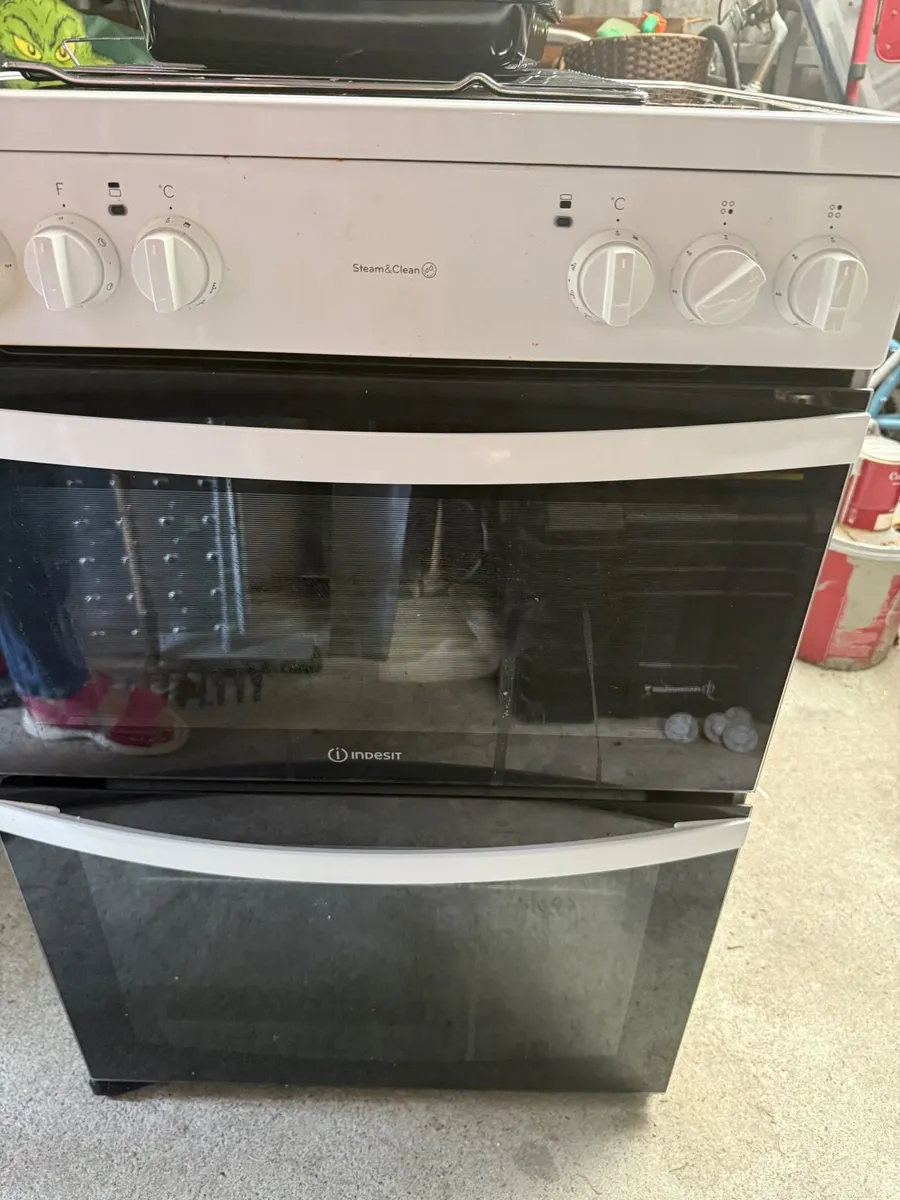 Indesit electric freestanding double cooker - Image 1